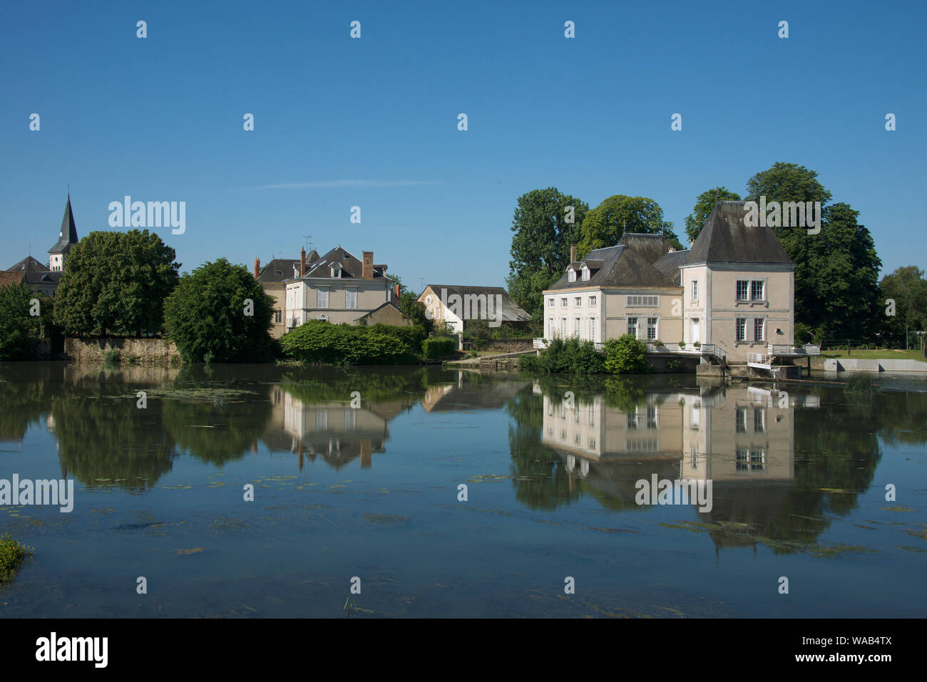 Reflexionen von Gebäuden Fluss Loir La Flèche Touraine Frankreich Stockfoto