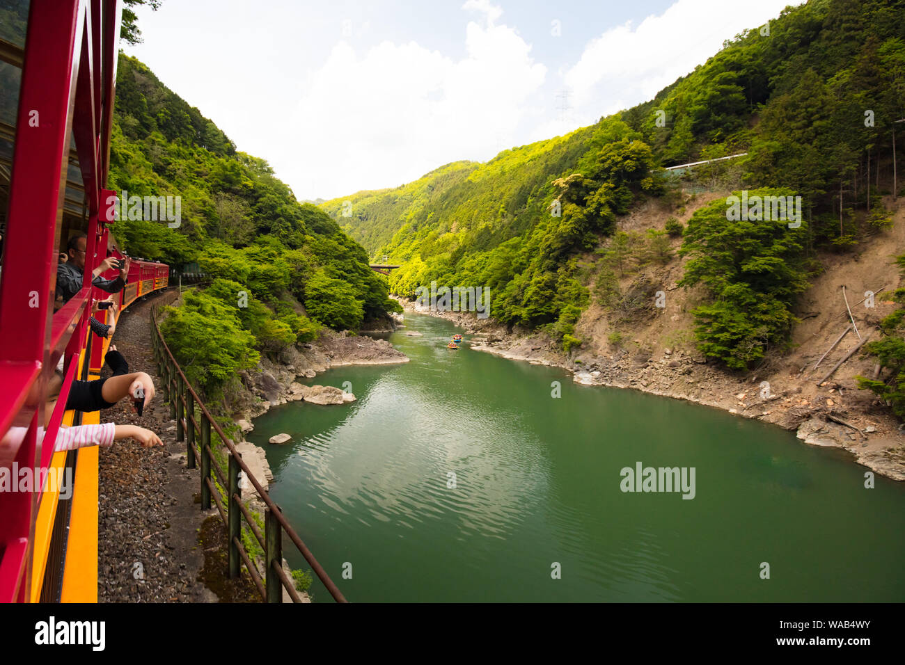 Der weltberühmte Sagano romantischen Zug entlang der Katsura River in der Nähe von Kyoto, Japan Stockfoto