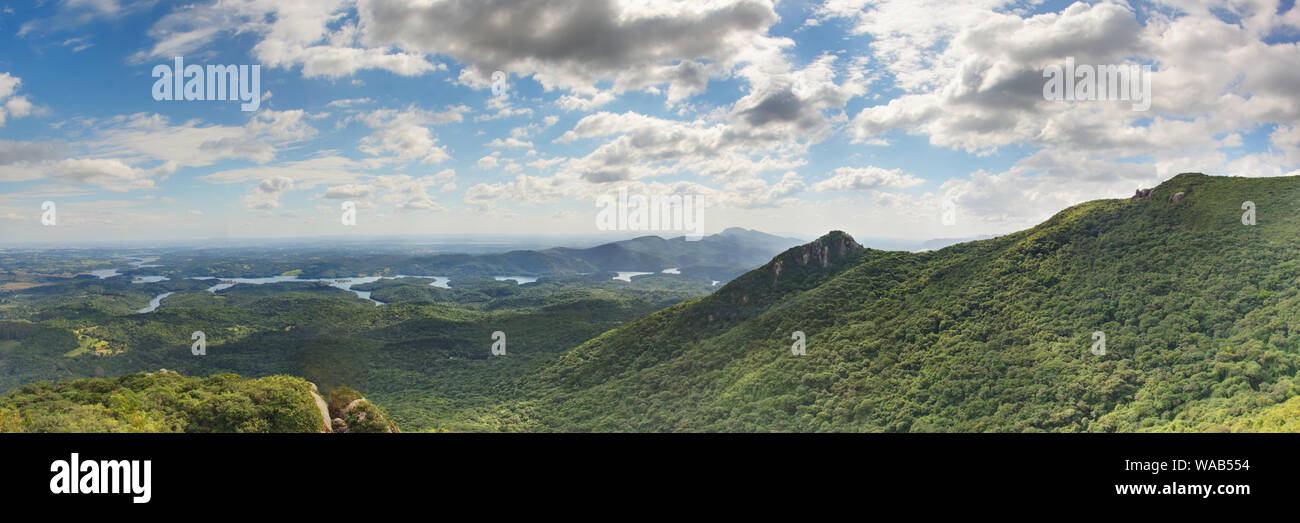 Panorama von der Oberseite der Küstengebirge des Parana mit Blick auf die üppigen brasilianischen Landschaft. Stockfoto