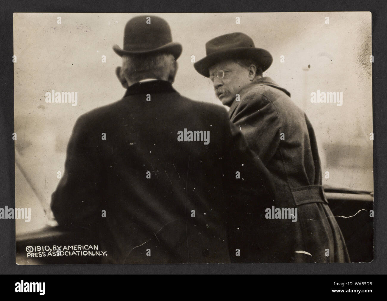 Colonel Roosevelt auf der Brücke der Königin Maud während der Reise von Elsimore nach Kopenhagen, im Gespräch mit Aml [d. h. Admiral] Richelieu, Leiter der Handelsmarine von Norwegen Stockfoto