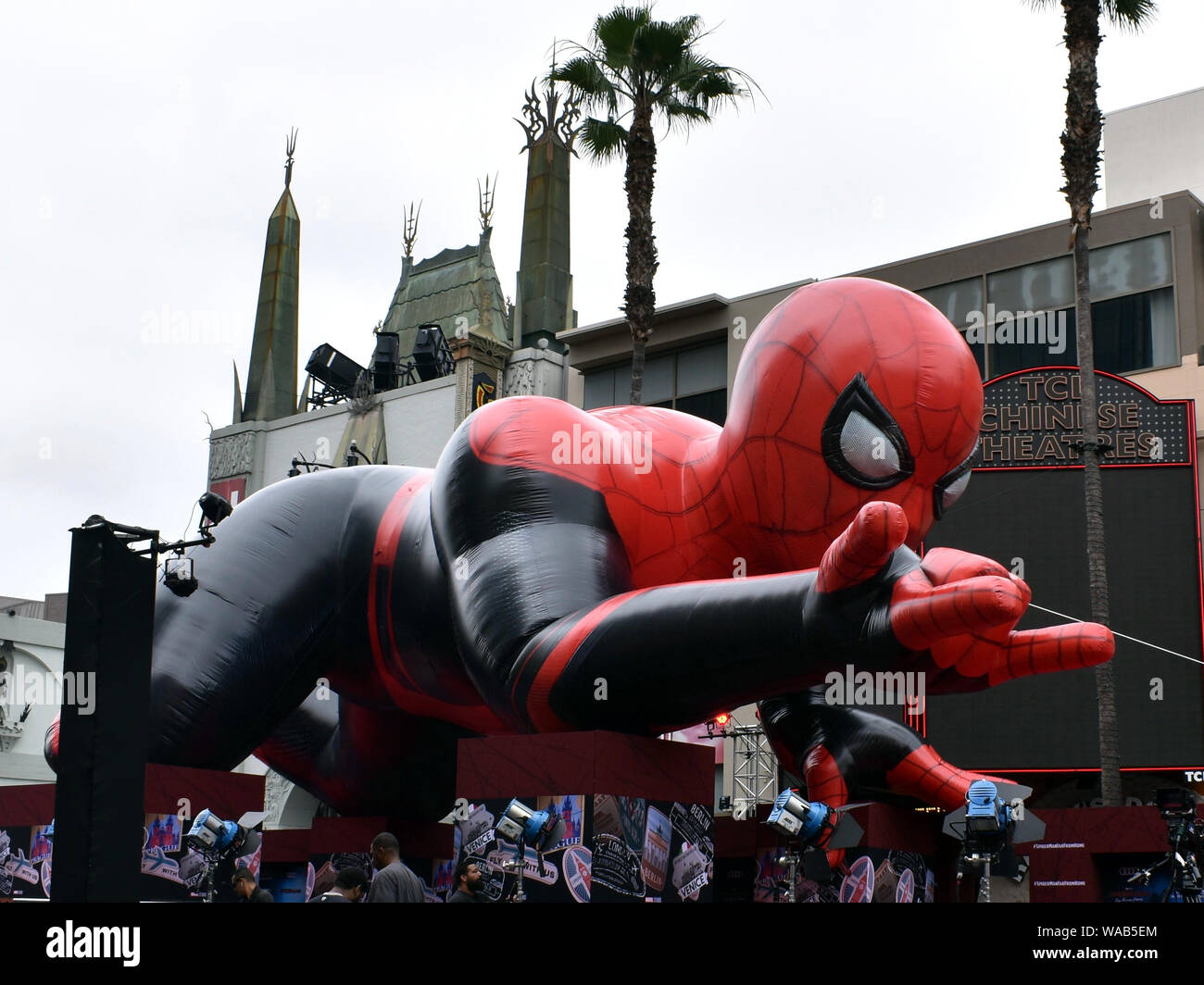 Los Angeles, Kalifornien/USA States-Jun 26, 2019: Aufblasbare Spiderman auf dem Hollywood Boulevard in Los Angeles für den Premier der späten Stockfoto