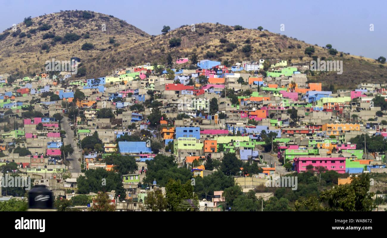 Mexiko City wächst seit vielen Jahren. In den Bergen rund um die Stadt, unzählige neue Siedlungen, die so genannte Hilltop Favelas, illegal gebaut. (19. Januar 2015) | Verwendung weltweit Stockfoto