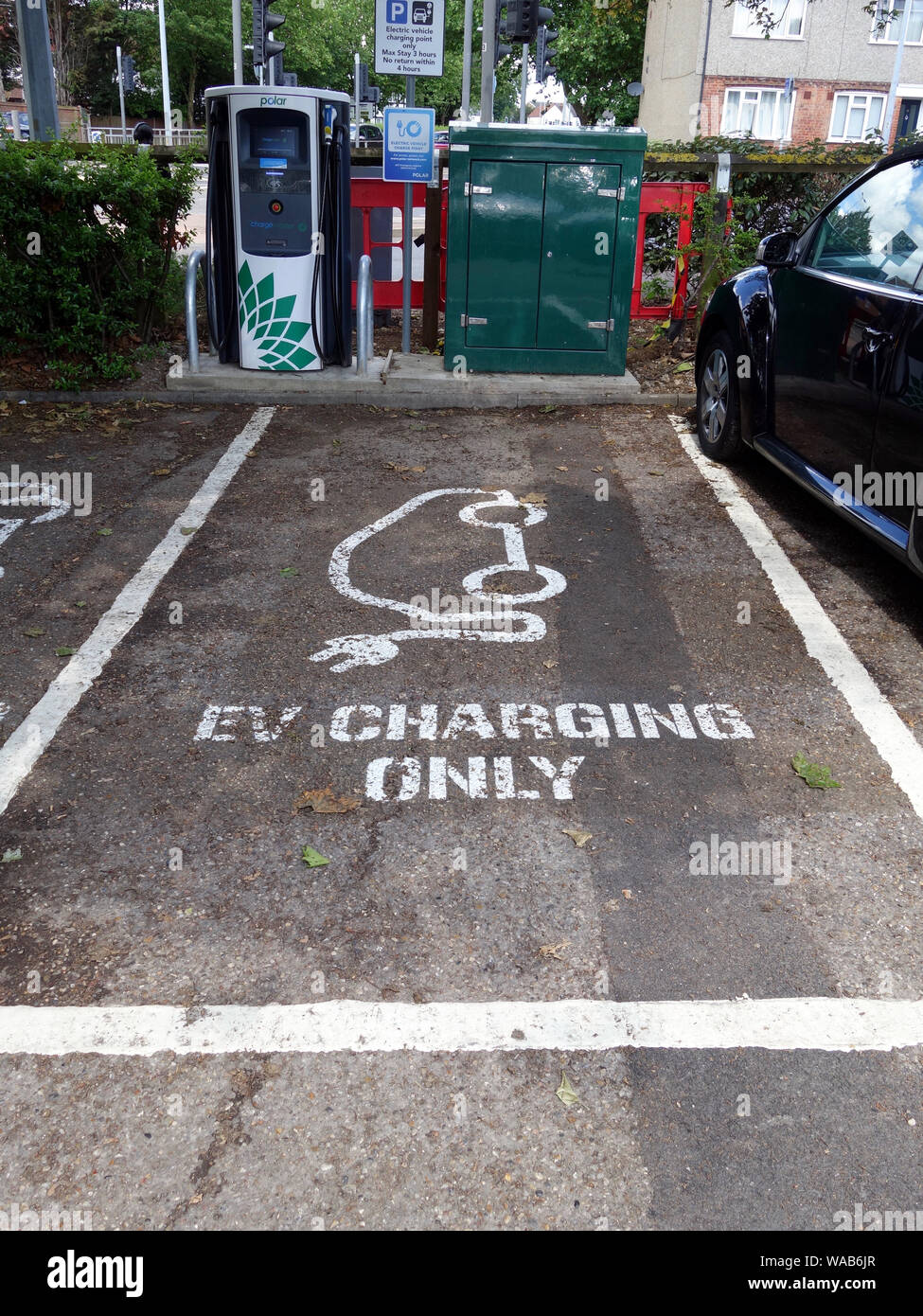 Zwei Parkplätze für das Laden von Elektrofahrzeugen Autos Stockfoto