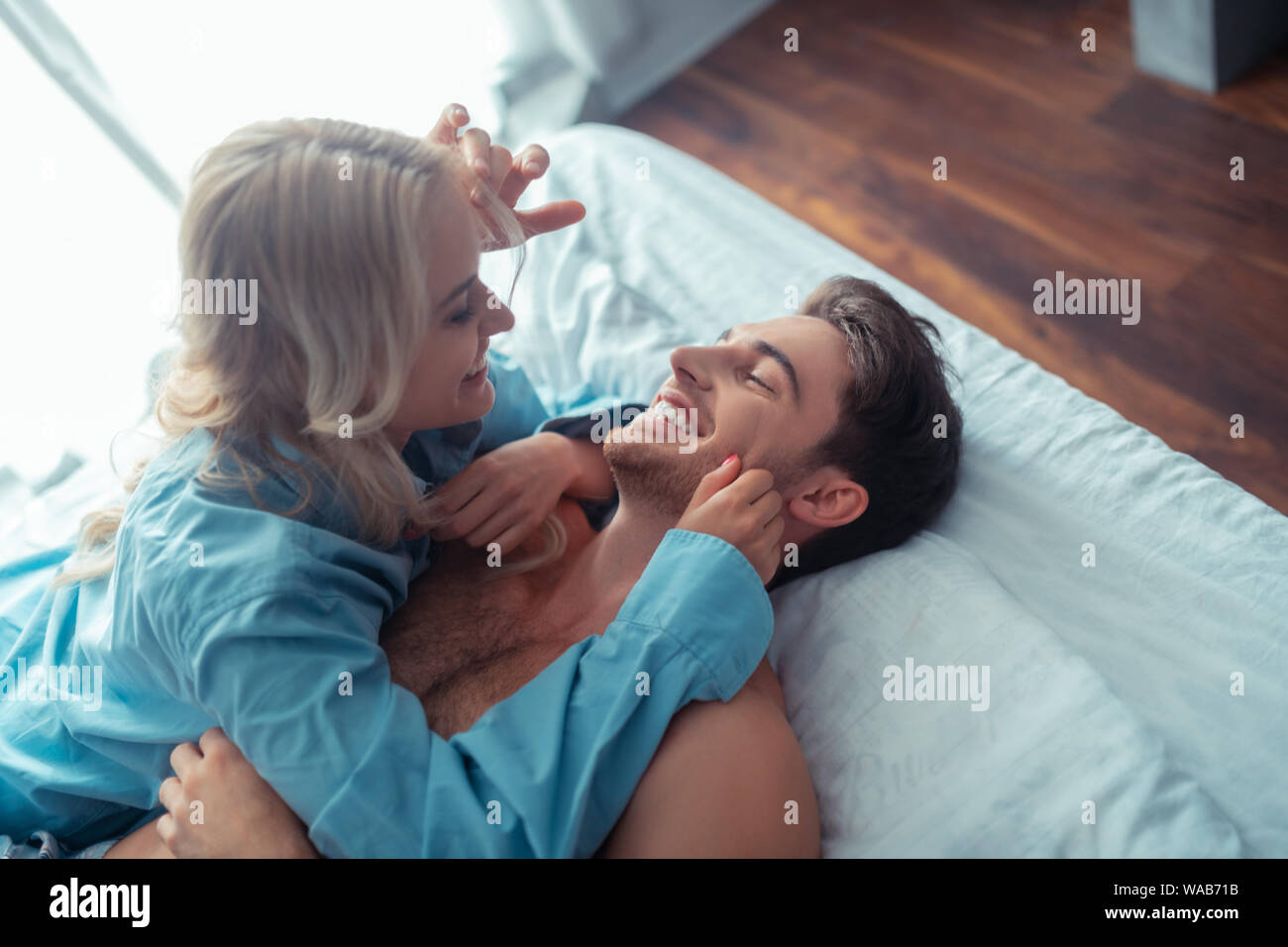 Schöner mann Gefühl glücklich verbringen Morgen mit Frau Stockfoto