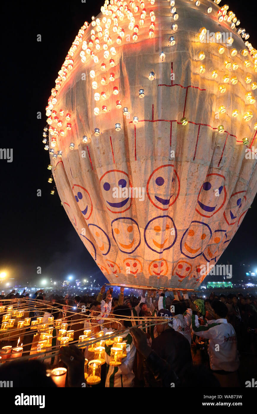 Heißluftballon-Festival in Taunggyi, Myanmar (Birma). Die Ballone sind freigegeben, um die jährlichen Buddhistischen "Festival der Lichter" zu feiern. Stockfoto