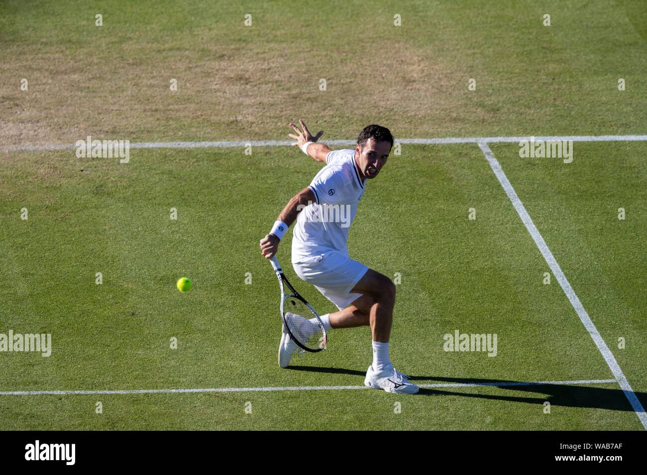 Michail Kukushkin von Kasachstan spielen einhändige Rückhand gegen Mischa Zverev in Deutschland. Natur Tal Internationale 2018 - Freitag, 29, Juni, 2 Stockfoto