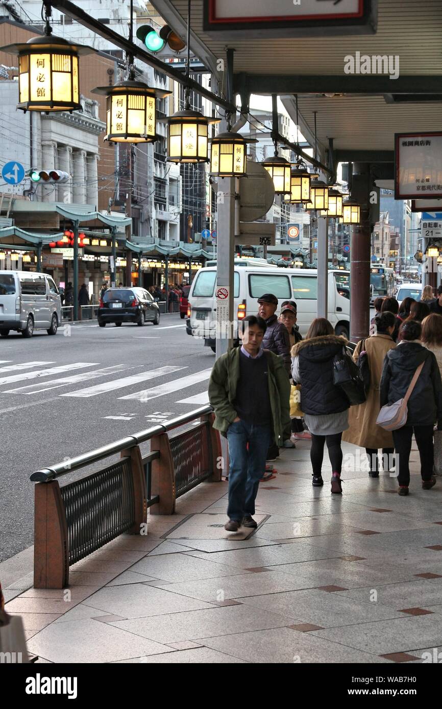 KYOTO, Japan - 24. NOVEMBER 2016: Menschen kaufen bei Shijo-Dori in Kyoto, Japan. Kyoto ist eine große Stadt mit einer Bevölkerung von 1,5 Millionen. Stockfoto