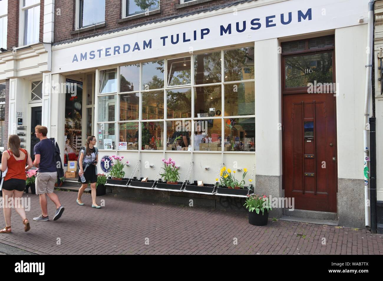 AMSTERDAM, NIEDERLANDE, 7. Juli 2017: Die Menschen besuchen Amsterdamer Tulip Museum der Niederlande. Amsterdam ist die Hauptstadt der Niederlande. Stockfoto