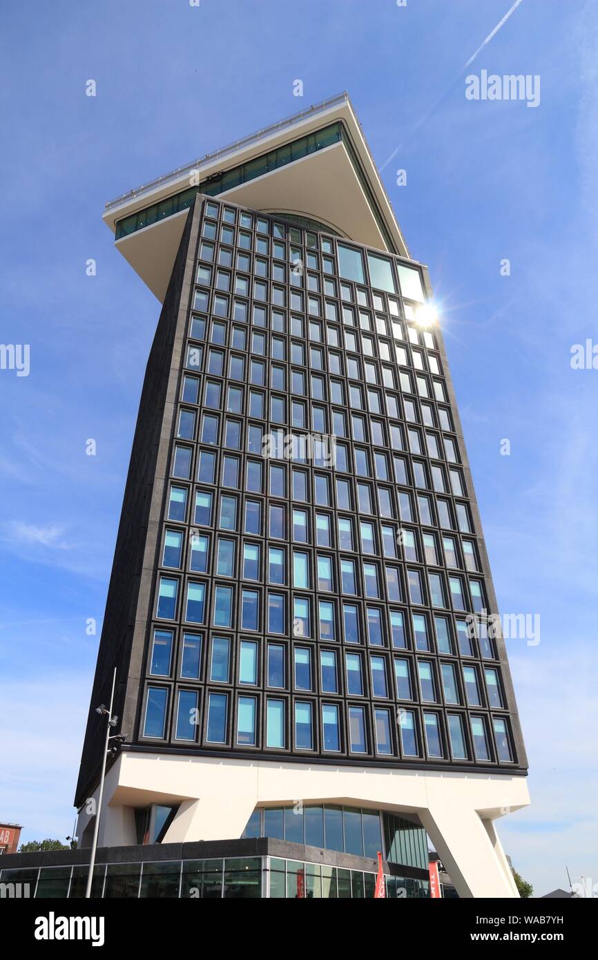 AMSTERDAM, NIEDERLANDE, 9. Juli 2017: "Bin Toren Gebäude in Amsterdam, Niederlande. Der hohe Anstieg wurde von Arthur Staal konzipiert und verfügt über einen obse Stockfoto