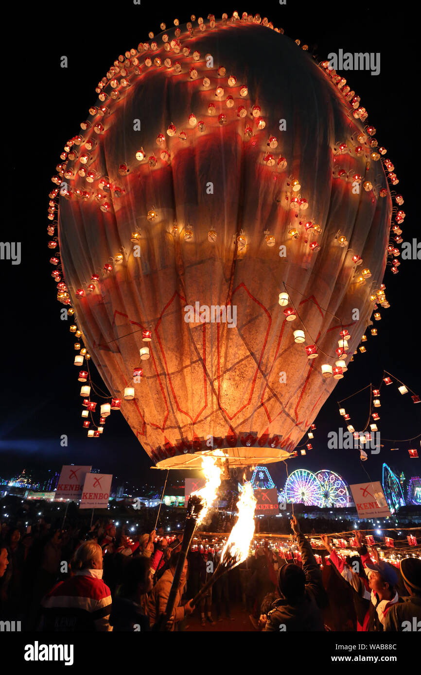 Heißluftballon-Festival in Taunggyi, Myanmar (Birma). Die Ballone sind freigegeben, um die jährlichen Buddhistischen "Festival der Lichter" zu feiern. Stockfoto