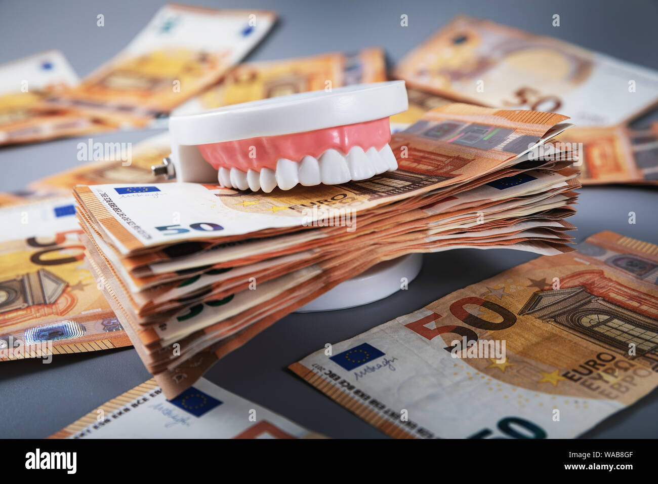 Gierige Leute und Materialismus Konzept. Mund voller Geld Stockfoto