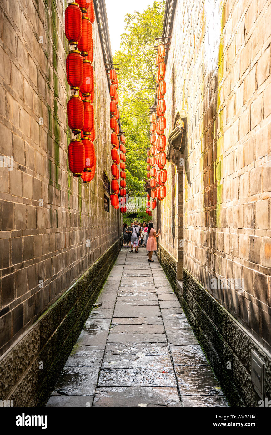 Schmale Gasse mit roten Lampions an Jinli antike Stadt in Chengdu Sichuan China Stockfoto