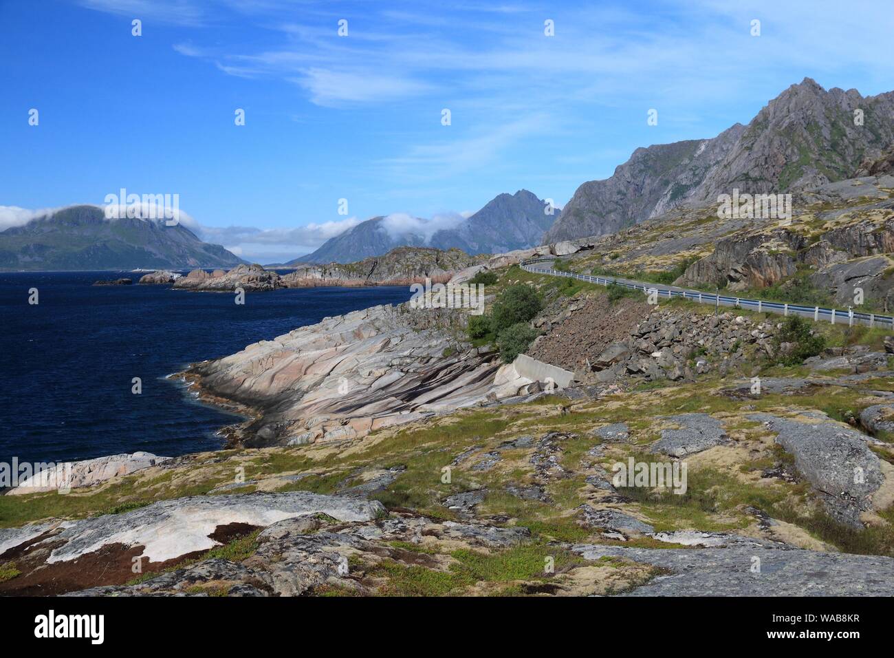 Straße auf den Lofoten Archipel im arktischen Norwegen. Meer Landschaft in Insel Austvagoya. Stockfoto