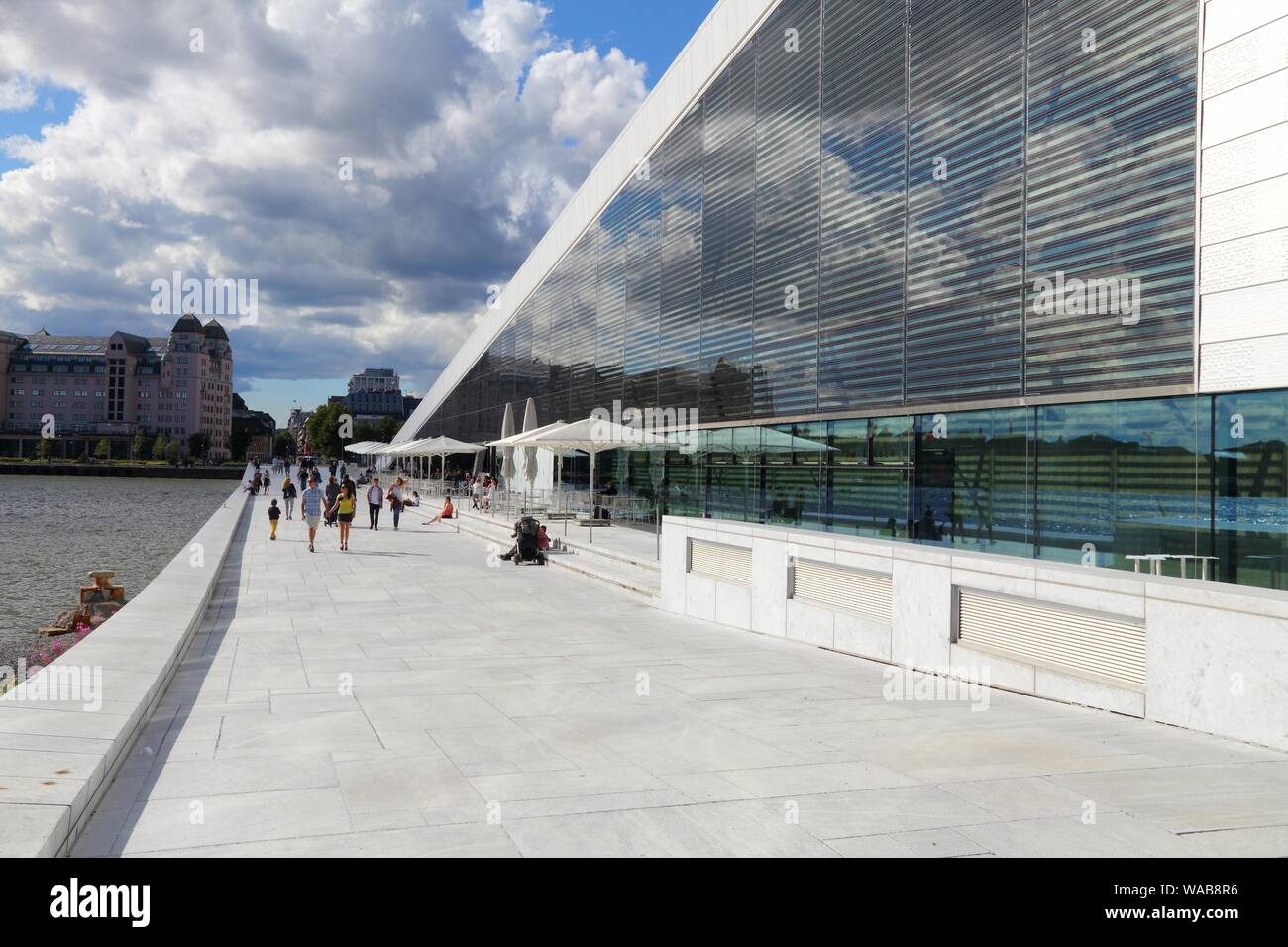 OSLO, Norwegen - 2 August, 2015: die Menschen besuchen Sie die Oper Oslo in Norwegen. Das Gebäude entworfen durch das norwegische Studio Snohetta erhielt Mies van der Rohe Award 2009. Stockfoto