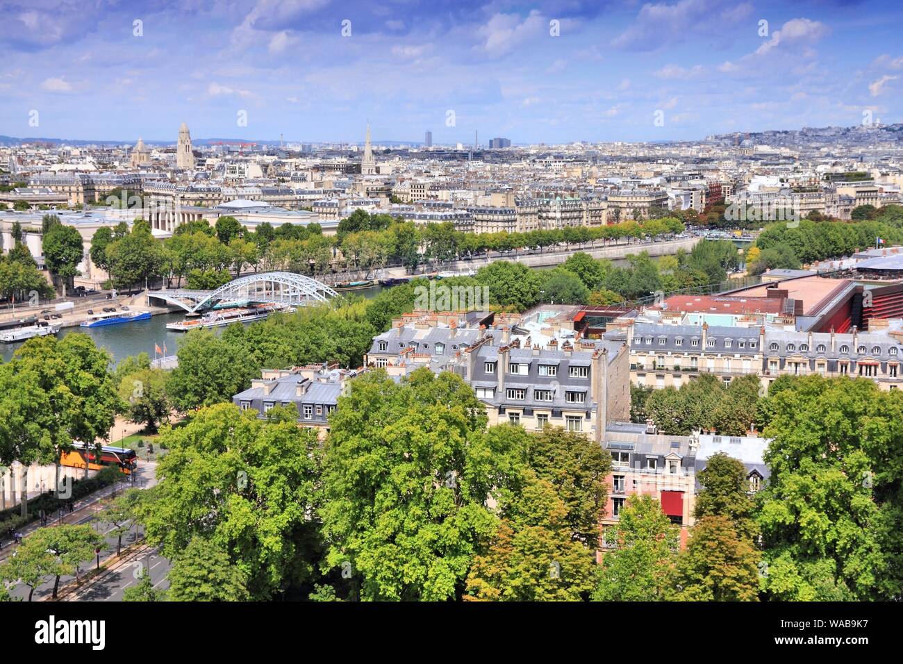 Paris Luftaufnahme vom Eiffelturm - Französisch Hauptstadt Architektur mit Seine. Stockfoto