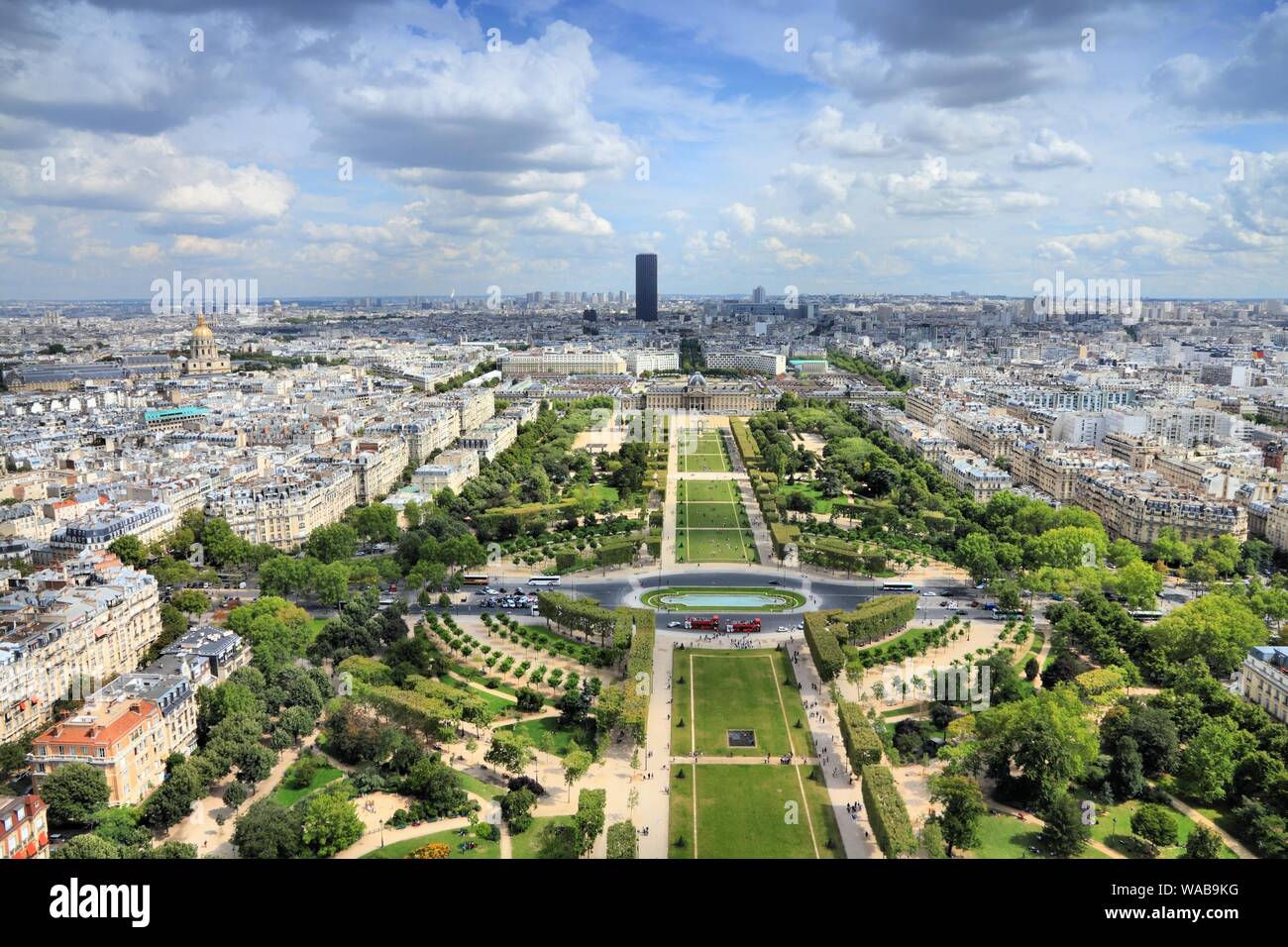 Paris Luftaufnahme vom Eiffelturm - Französisch Hauptstadt Architektur mit Champ-de-Mars Gärten. Stockfoto