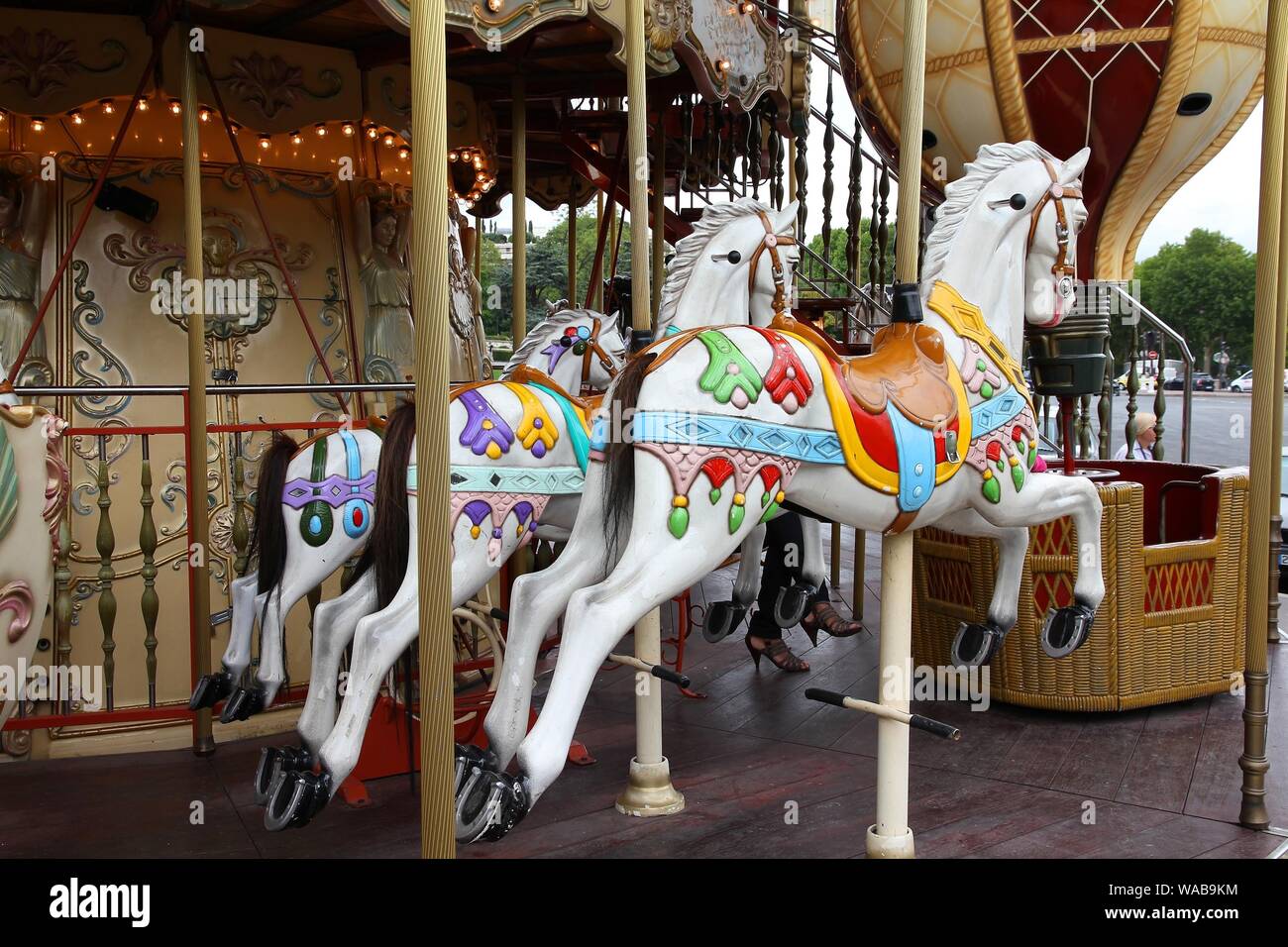 Französische Karussell - Traditionelle bunte Pferde Merry-go-round in Paris. Stockfoto