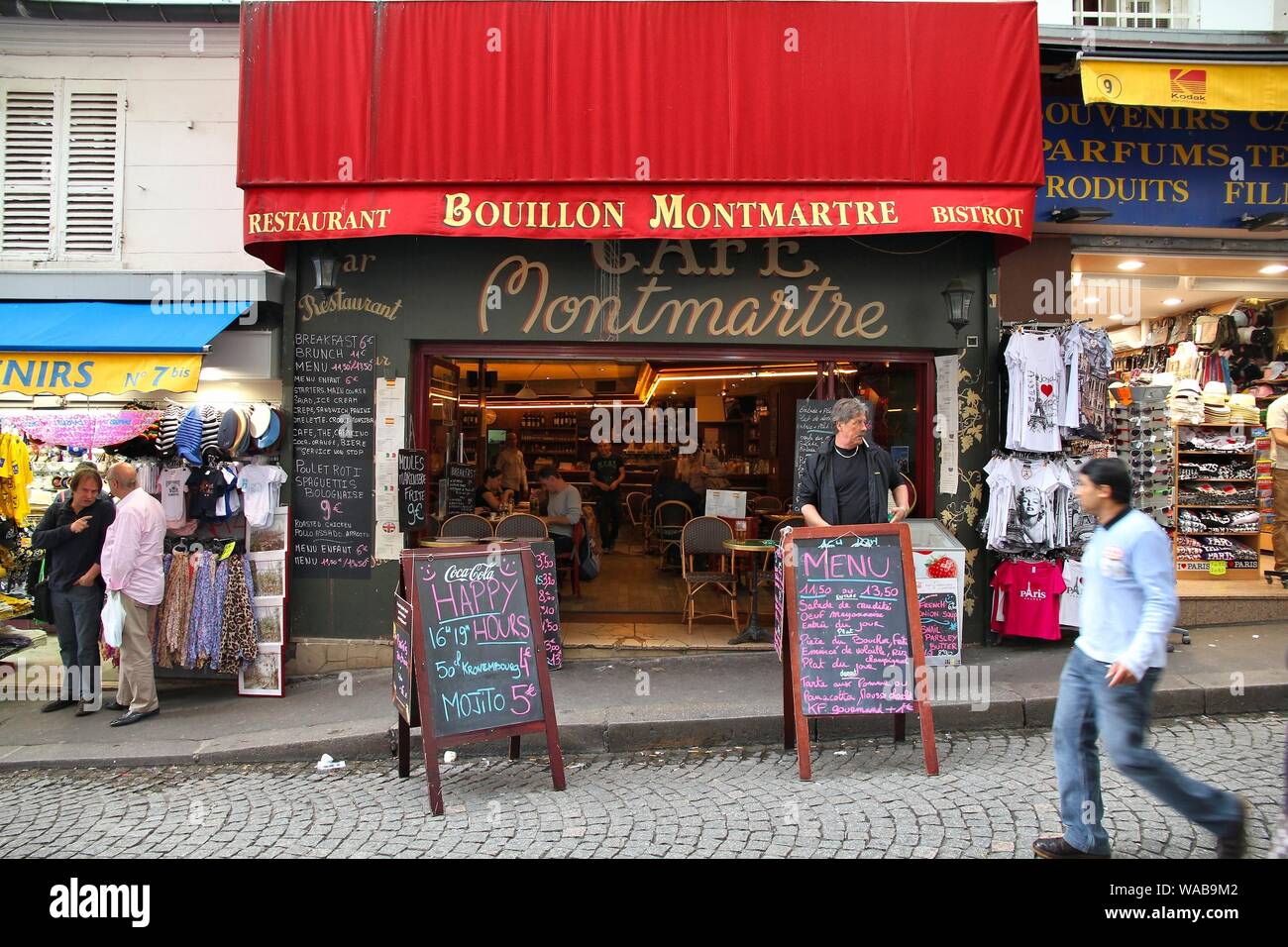 PARIS, Frankreich, 22. JULI 2011: die Menschen besuchen Cafe Montmartre in Paris, Frankreich. Paris ist die meistbesuchte Stadt der Welt mit 15,6 Millionen internatio Stockfoto