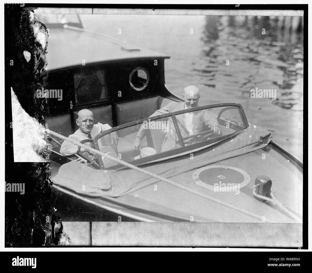 Oberst H.P. Sheldon, US-Spiel, Herr Kommissar, und Herrn R.W. Dunlap, unterstützen. Sekretär für Landwirtschaft, an Bord der neuen Schnellboot, die vor kurzem von der Abteilung für Landwirtschaft für den Einsatz bei der Durchsetzung der Zugvögel in den Potomac River gekauft. Das Boot ist voll ausgestattet, und 30 Meilen pro Stunde laufen Stockfoto