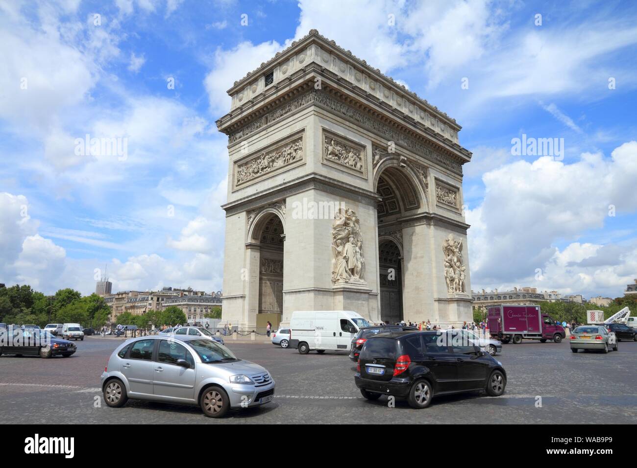 PARIS, Frankreich, 25. JULI 2011: Leute fahren in Paris, Frankreich. Place Charles de Gaulle ist eine einzigartige Kreuzung mit 12 Alleen treffen neben Triump Stockfoto