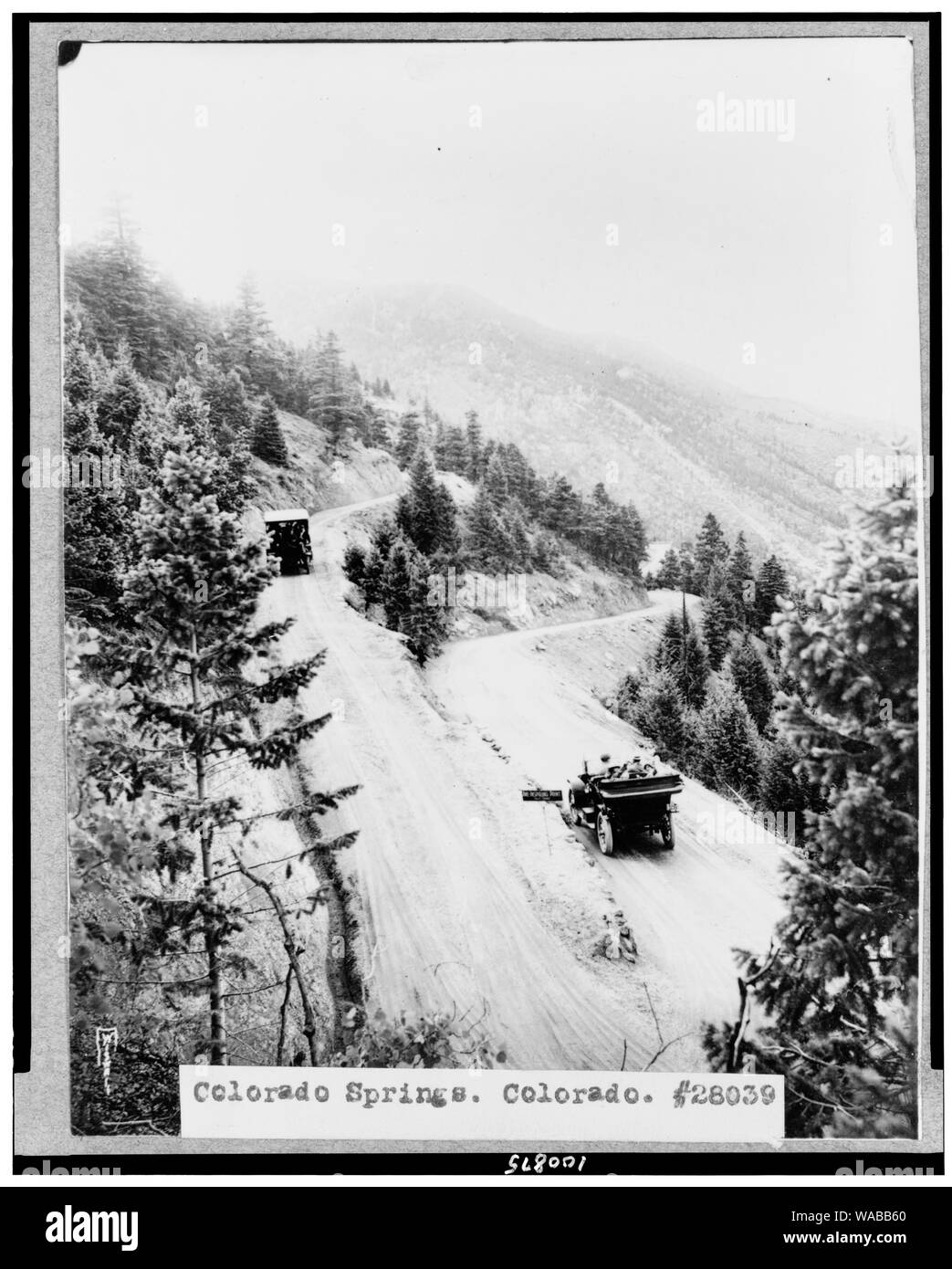 Colorado Springs, Colorado. Zwei Automobile, Mountain Road, mit Hufeisen drehen im Vordergrund]/Wiswall () Stockfoto