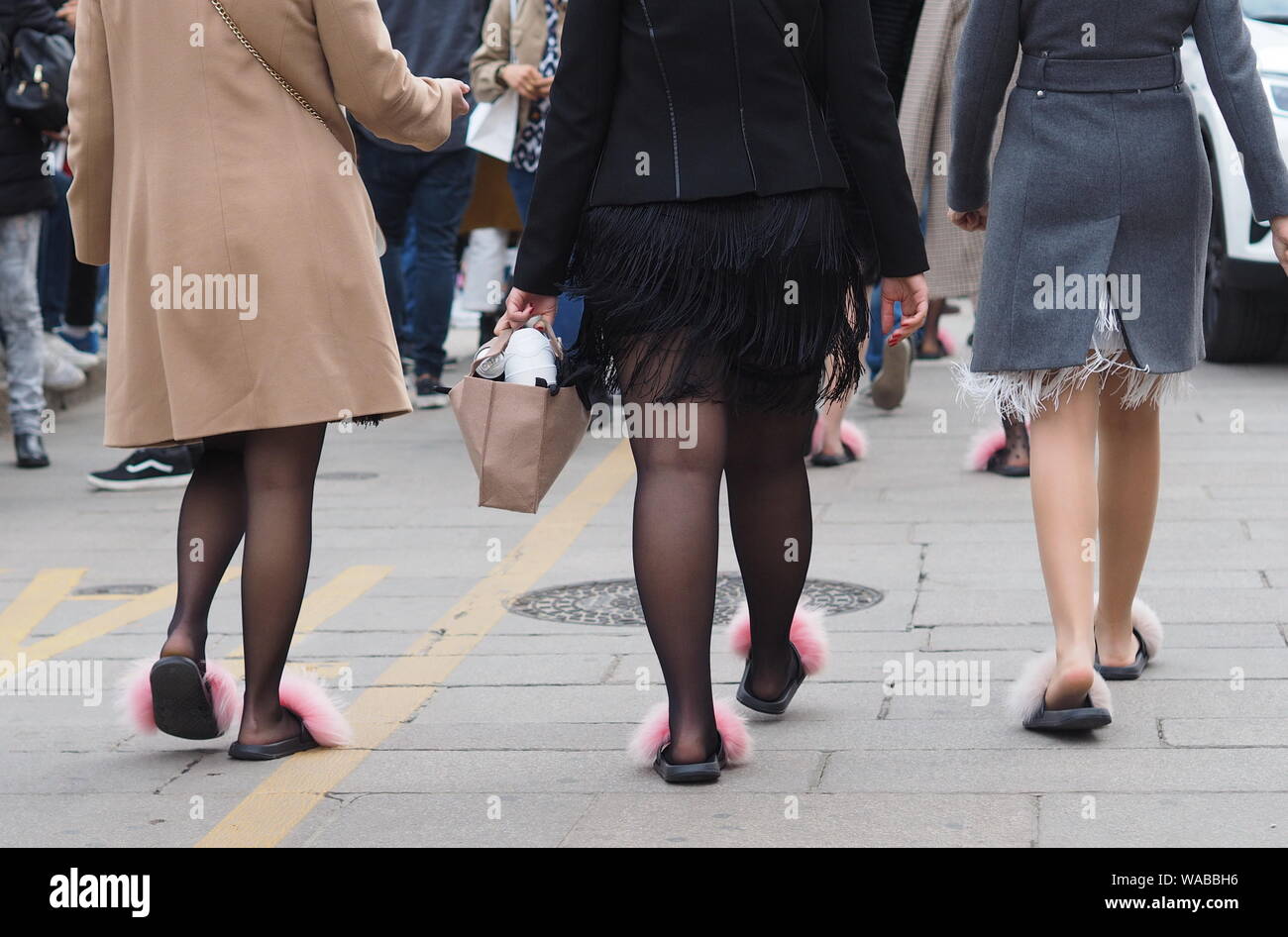 Mädchen in sleeppers und Strumpfhosen auf der Straße Stockfoto