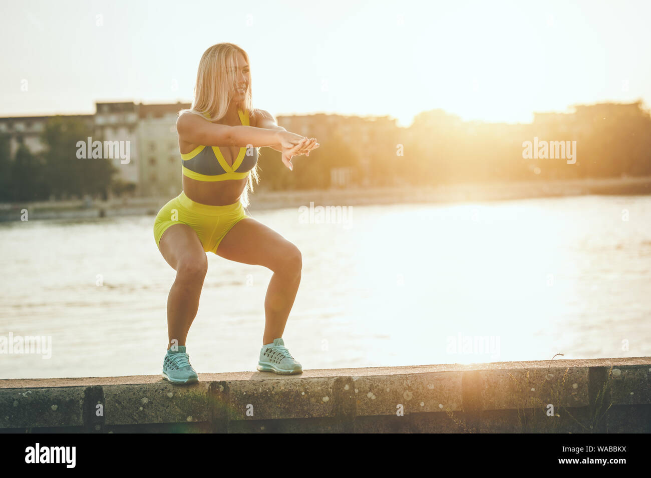 Junge fitness Frau tun stretching Übung auf der Wand, die Vorbereitung für Morgen Workout. Stockfoto