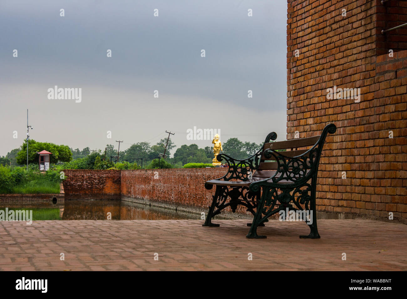 Ruhestuhl in Lumbini, Nepal, an eine Ziegelwand angehängt Stockfoto