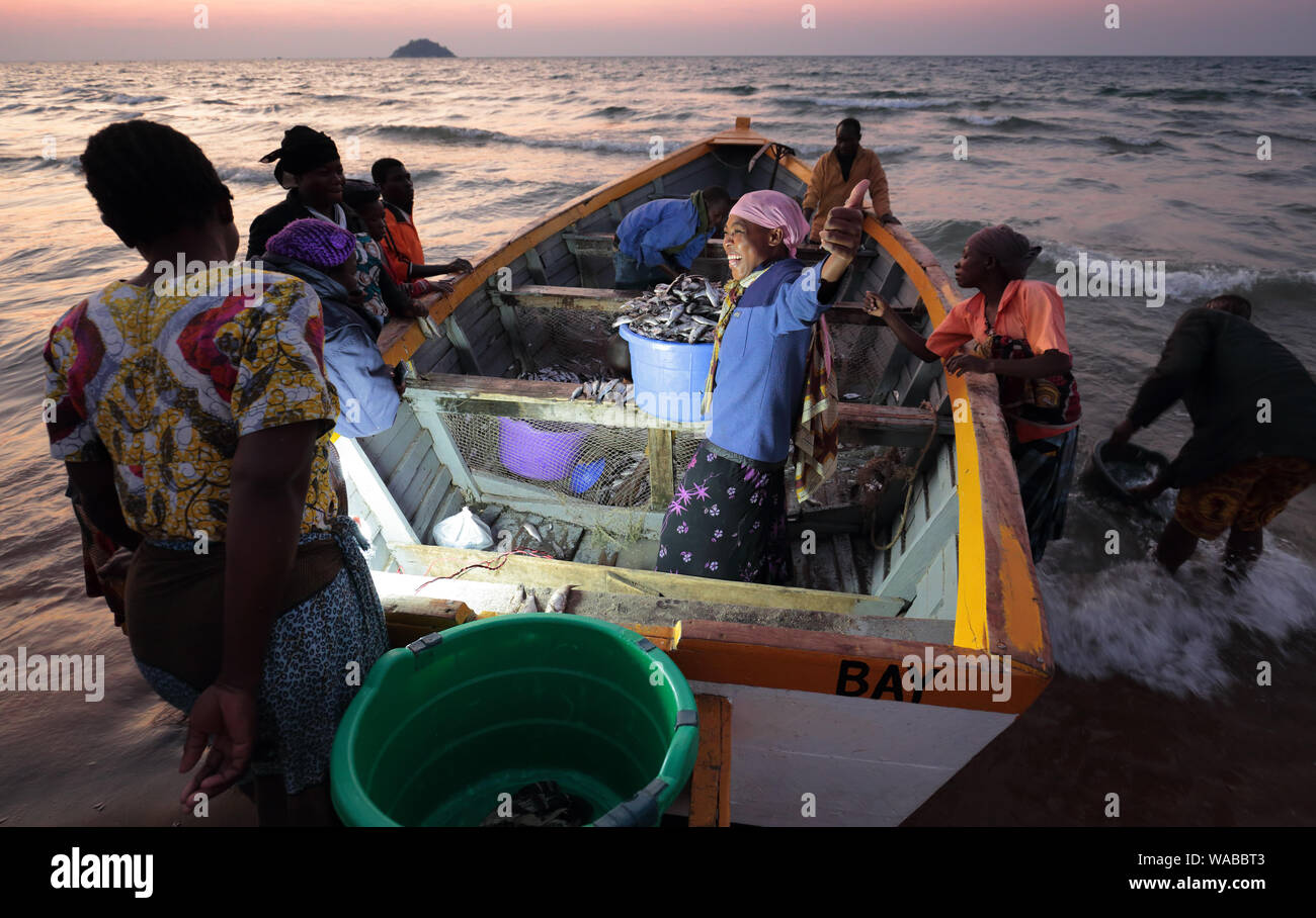 Fischer am Strand von Senga Bay, Lake Malawi. Malawi ist eines der ärmsten Länder der Welt. Stockfoto