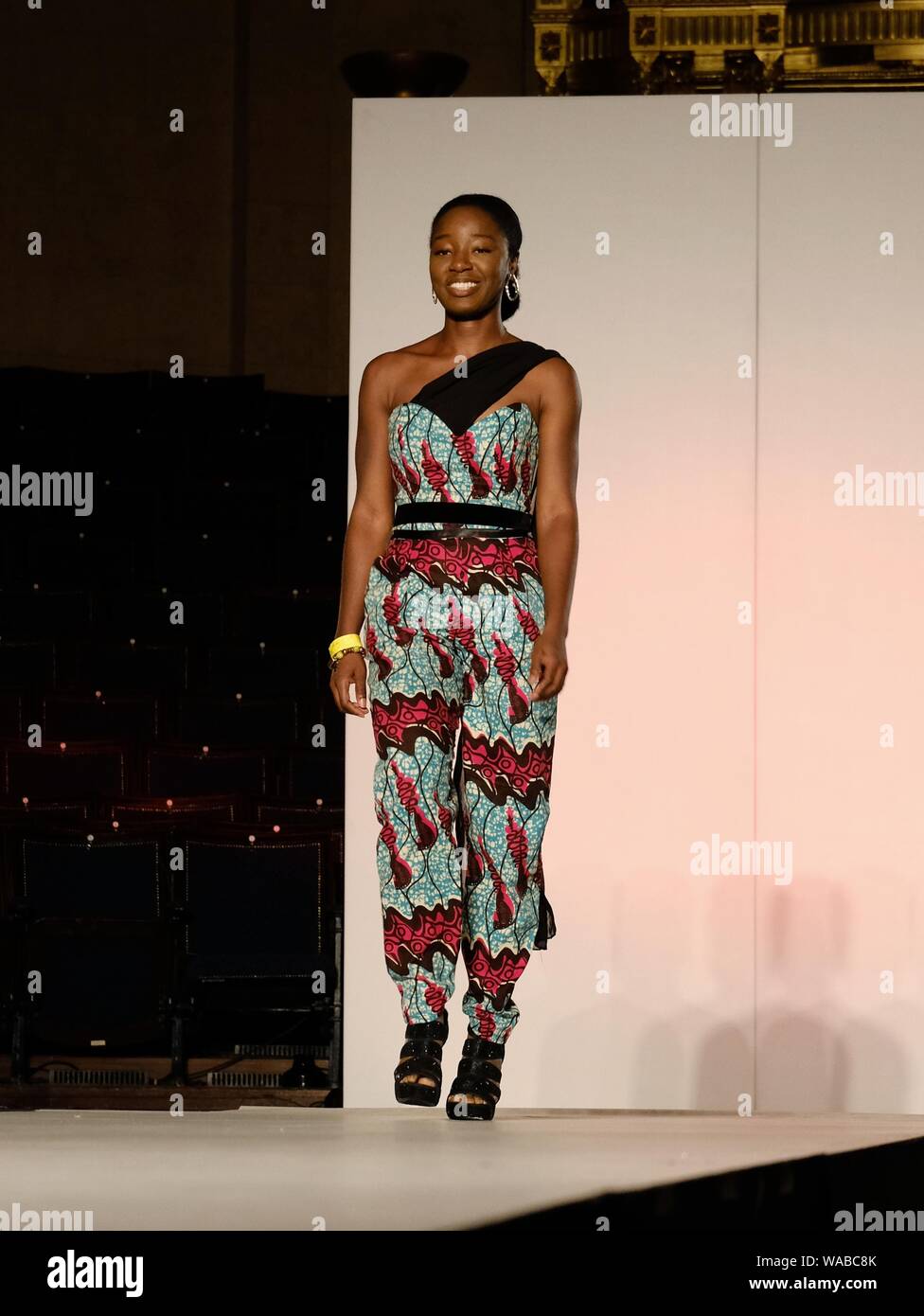 Die Designerin hinter dem Modelabel Sherah schließt ihre Show auf der Africa Fashion Week London 2019, die in der Freimaurer-Halle in London stattfindet. Stockfoto
