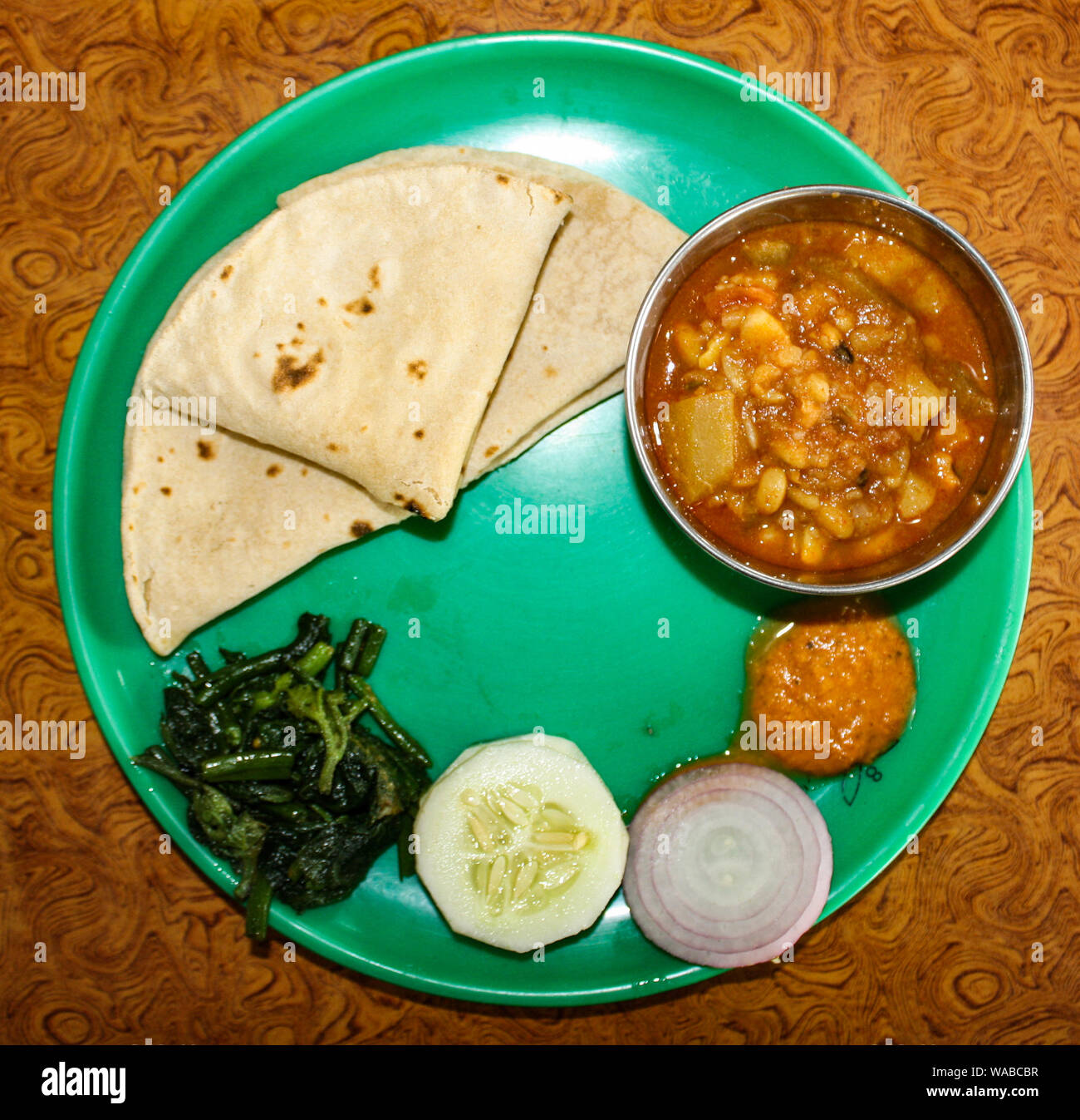 Typisch nepalesischen Mittagessen. Roti Curry mit Salat. Lokales Essen. Stockfoto