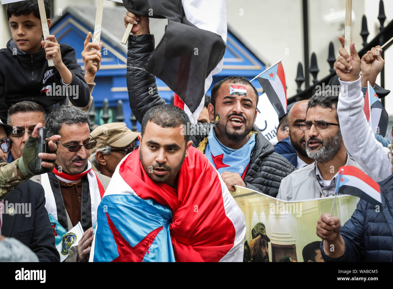 Westminster, London, UK, 19. Aug 2019. Mehrere hundert Demonstranten aus der jemenitischen Gemeinschaft Kundgebung zur Unterstützung des Jemen südlichen separatistische Bewegung und den südlichen Übergangsrat (STC). Der Protest folgt jüngsten Auseinandersetzungen im Land zwischen den separatistischen und loyalistischen Truppen, die der Region weiterhin zum Bürgerkrieg verfügbar macht. Credit: Imageplotter/Alamy leben Nachrichten Stockfoto