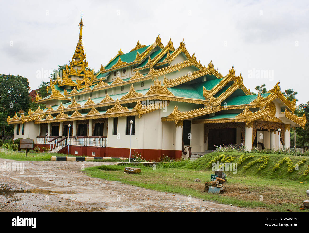 Goldener Tempel Myanmar, Lumbini, Nepal. Myanmar Kloster mit grünem Gras. Stockfoto