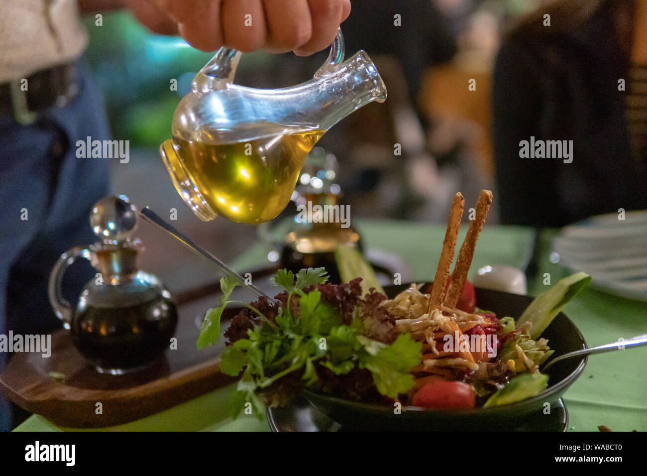 Garten Salat mit viel Gemüse und Grissini Stockfoto