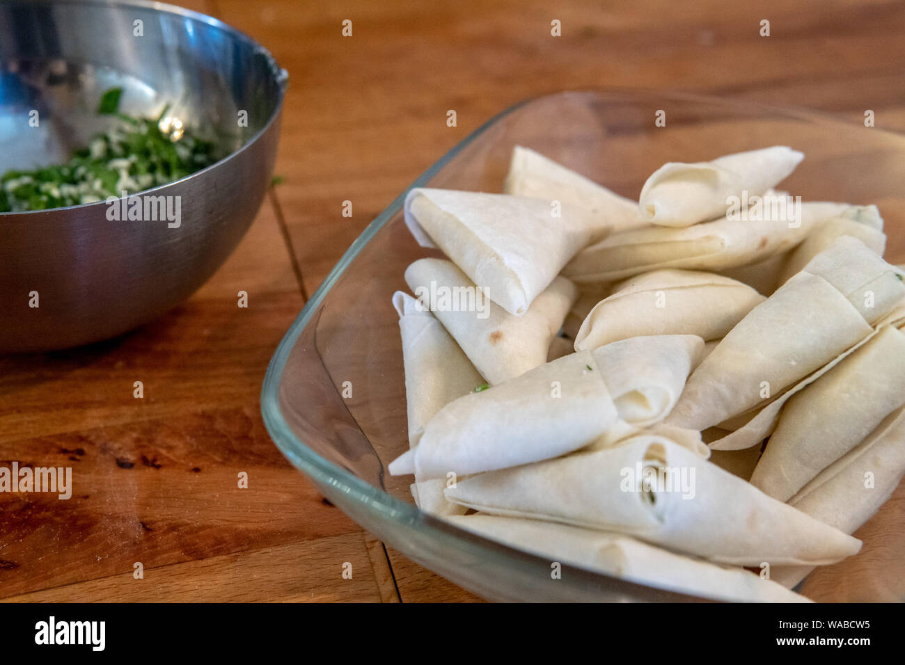 Griescreme Teig gefüllt mit Käse und grüne Kräuter Stockfoto