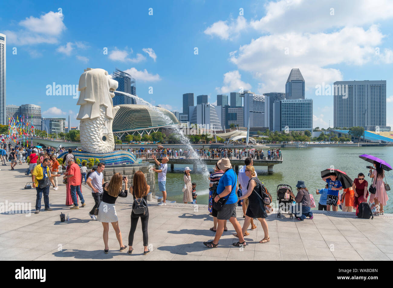 Touristen vor der Merlion Statue, Symbol von Singapur, mit Blick auf die Marina Bay, Merlion Park, Singapore City, Singapur Stockfoto