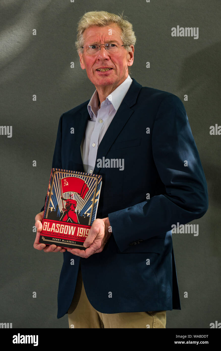 Edinburgh, Schottland, Großbritannien, 19. August 2019. Edinburgh International Book Festival. Abgebildet: Kenny MacAskill, ehemaliger Kabinettsminister für Justiz in der schottischen Regierung, hält sein Buch mit dem Namen Glasgow von der Hand Stockfoto