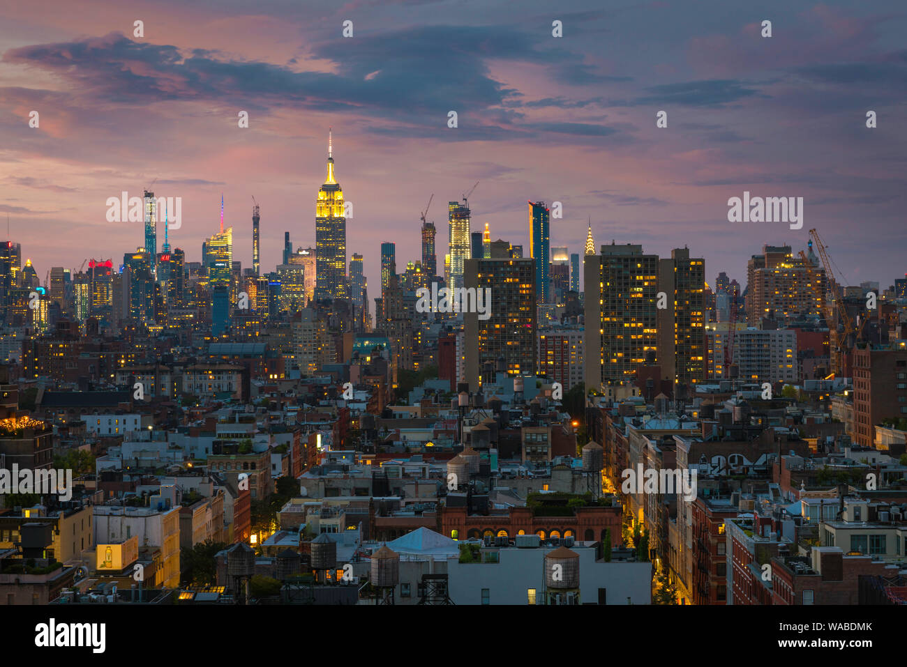 Skyline von New York, in der Nacht in der Innenstadt von Soho, West Village und Chelsea auf die Skyline von Midtown Manhattan, New York City, USA. Stockfoto