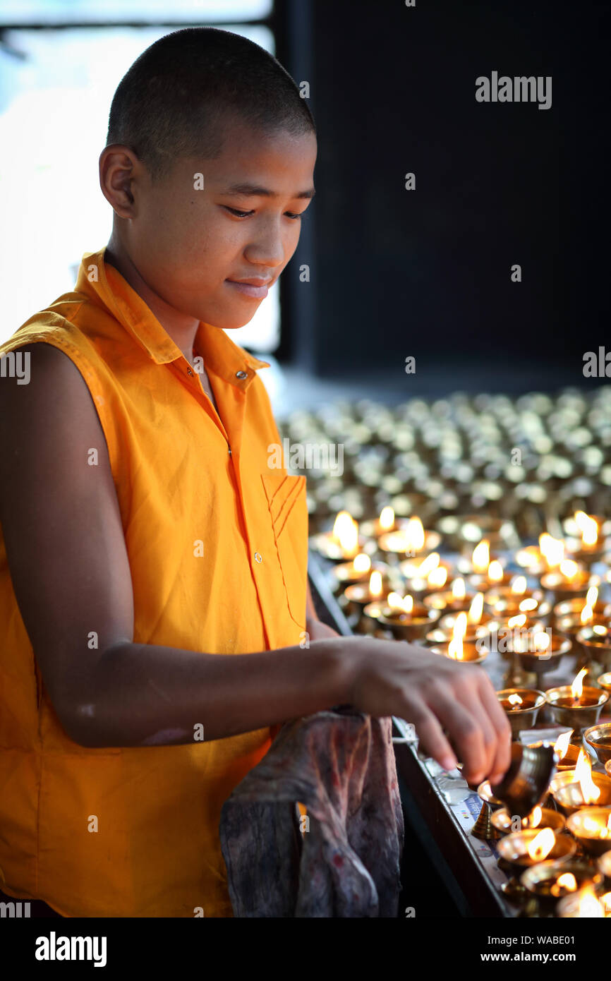 Tibetische Anfänger in Bodh Gaya, Indien. Für Buddhisten Bodh Gaya ist der wichtigste Wallfahrtsort, wo der Buddha erleuchtet wurde Stockfoto