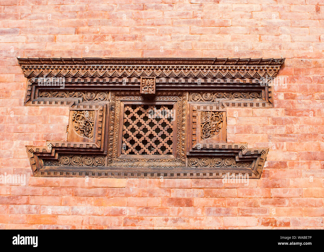 Holz gestaltete Kunst in der Mauer. Traditionelles Design in Bihar, Bajrayan Lumbini, Nepal für Fotografie erlaubt. Stockfoto