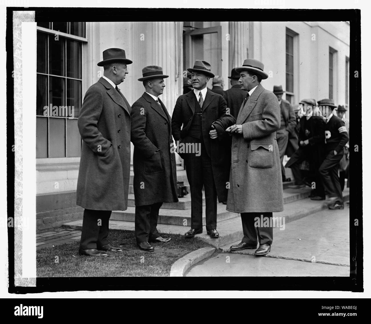 Commander Donald MacMillan und Rep. Britten bei W. H., 3/30/25. Stockfoto