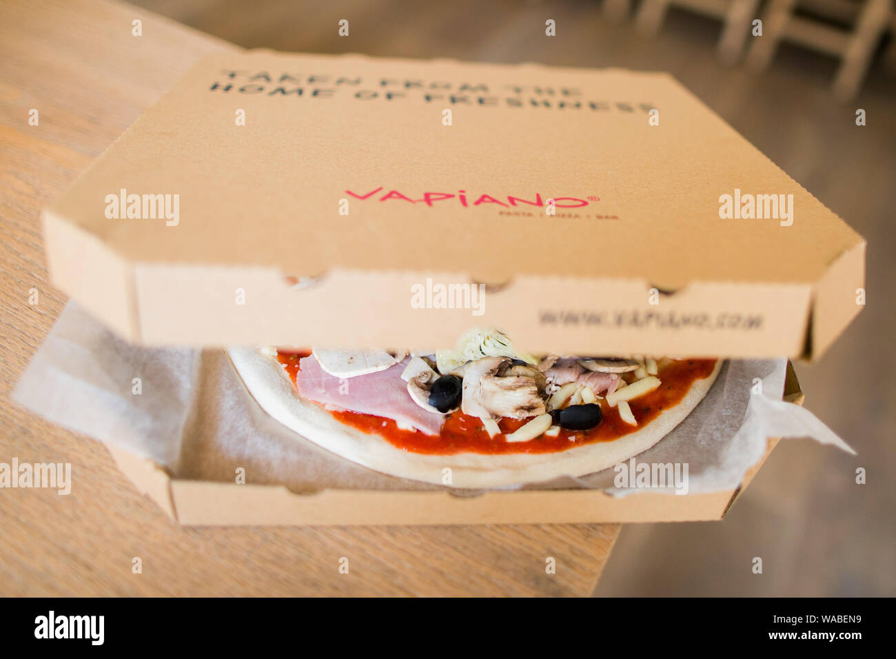 Bonn, Deutschland. 07. Juli 2015. Eine rohe Pizza liegt auf einem Tisch in einem Restaurant Vapiano. Nach dem Platzen der US-Wirtschaft und dem unerwarteten Weggang von seinem Chef, der Situation der bereits angeschlagenen Restaurantkette Vapiano hat sich verschlechtert. Credit: Rolf Vennenbernd/dpa/Alamy leben Nachrichten Stockfoto