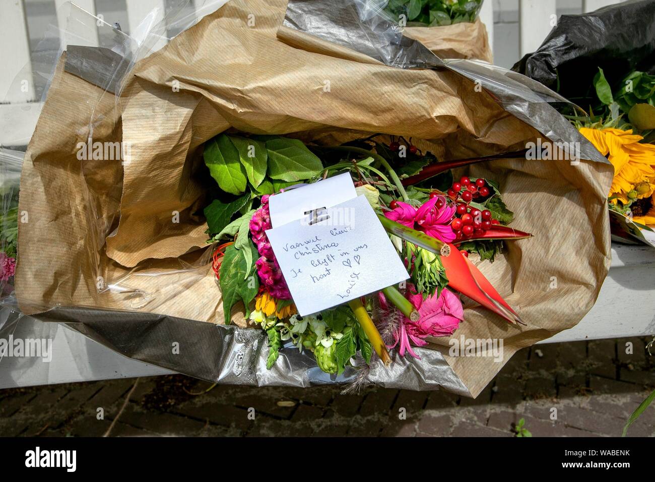 Den Haag, Niederlande. 19 Aug, 2019. Menschen Respekt zu Prinzessin Christina der Niederlande bei Palast Noordeinde in Den Haag, am 19 August, 2019, Prinzessin Christina gestorben 16-09-2019, in ihrer Wohnung am Palast Noordeinde, sie hat gelitten, Knochen Krebs für einige Jahre Credit: Albert Nieboer/Niederlande/Point de Vue |/dpa/Alamy leben Nachrichten Stockfoto