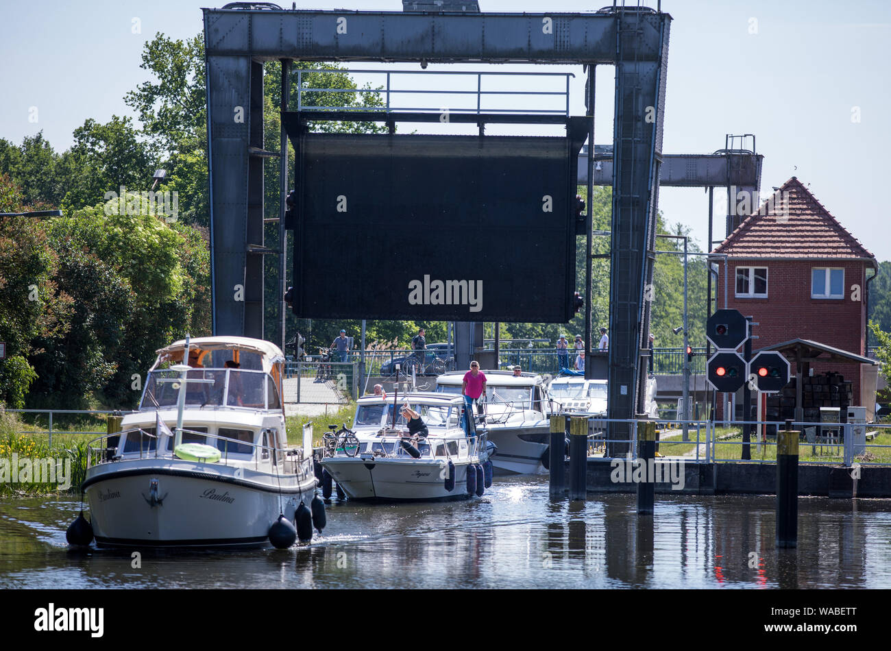 25. Mai 2019, Mecklenburg-Vorpommern, Lärz: Hausboote und private Motorboote Verlassen die Mirower sperren. Foto: Jens Büttner/dpa-Zentralbild/ZB Stockfoto