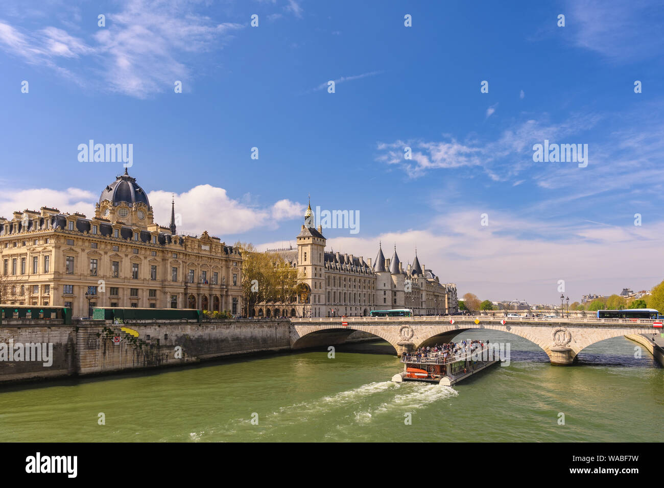 Paris Frankreich City Skyline in Pont au Change Brücke und Fluss Stockfoto