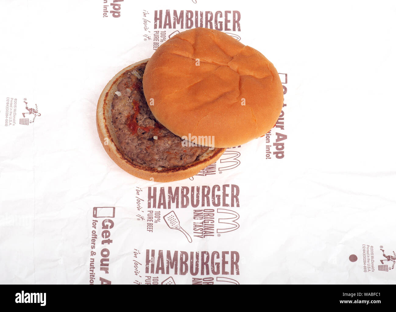 McDonald's fast food Takeaway Hamburger auf Wrapper Stockfoto