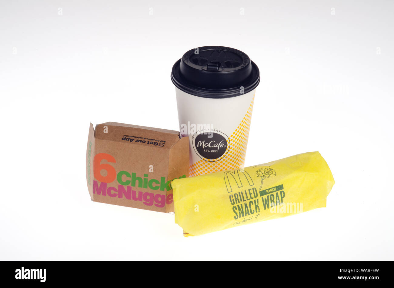 McDonald's Kaffee Tasse mit Chicken mcnuggets und gegrillte Ranch Chicken snack Wrap Stockfoto