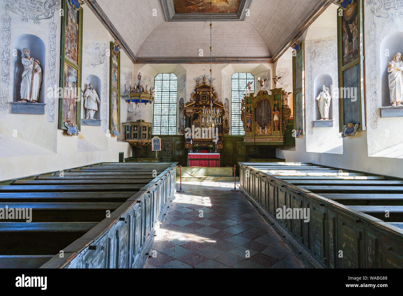 Mittelalterliche Kirche Innenraum in Lacko Schloss Stockfoto