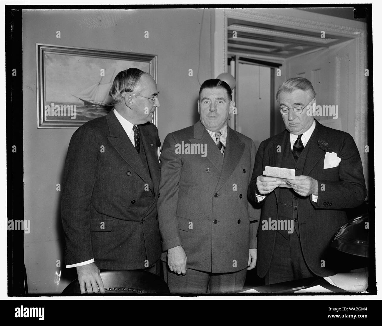 Kommunisten Filterung in Merchant Marine Union Kopf kosten. Washington, D.C., 9. Die vor dem Senate Commerce Committee heute, Joseph S. Ryan, (Mitte), Präsident der International Longshoremen Association, eine A.f. von L. Affiliate, berechnet den Kommunismus zu CIO Gewerkschaftsführer und Inkompetenz der Regierung Arbeit Beamte. Ryan ist mit Senator Arthur Vandenberg gezeigt, (links) und Senator Royal Copeland, Vorsitzender des Senate Commerce Committee, 2/9/38 Stockfoto