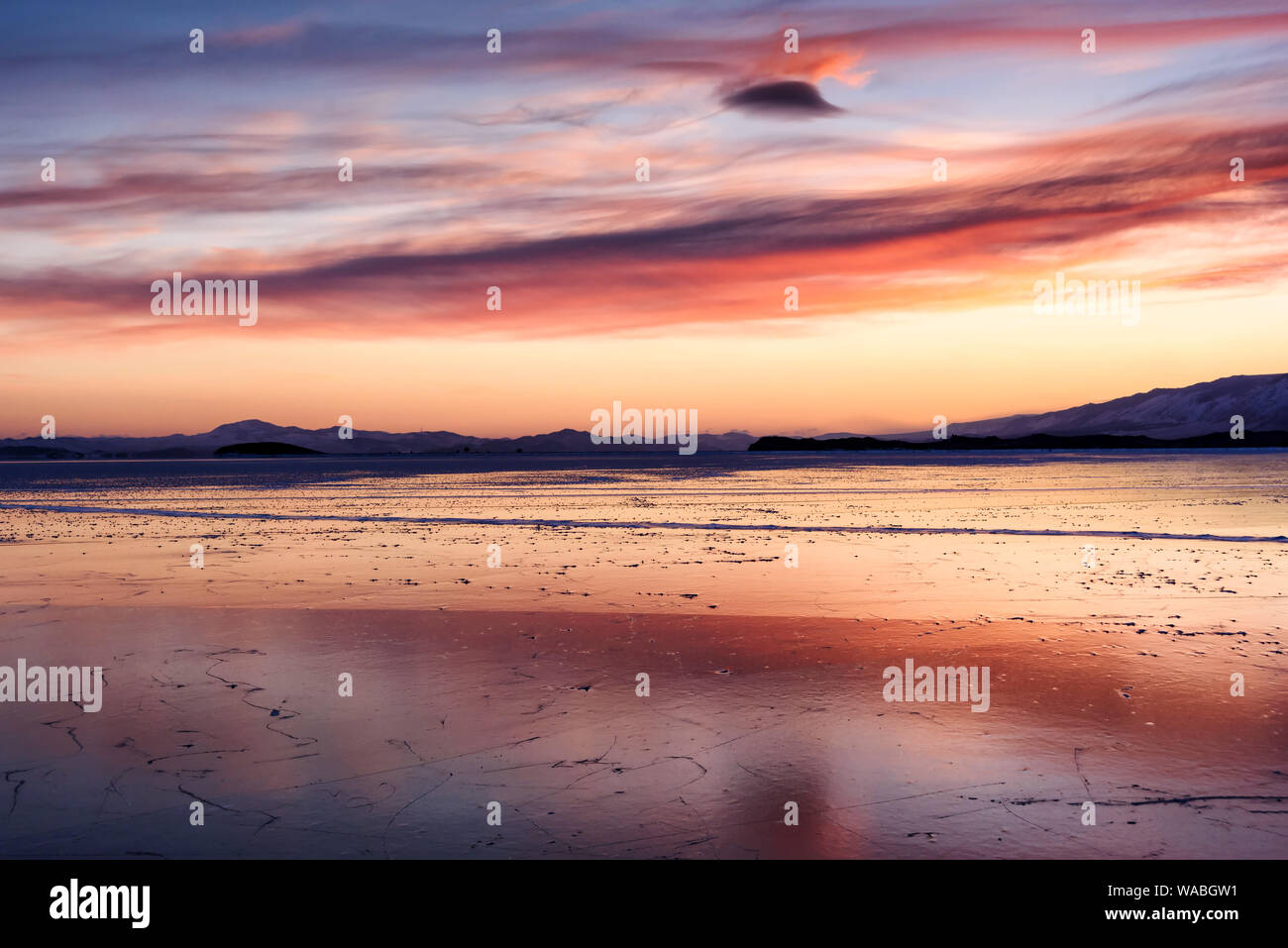 Farbenprächtigen Sonnenuntergang über dem Kristall Eis des Baikal-Sees Stockfoto